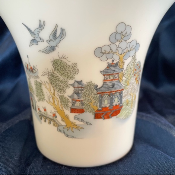 Wedgwood Chinese Legend Vase - Picture 3 of 6